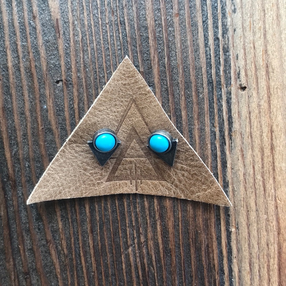 HP 🎉 Stud earrings
